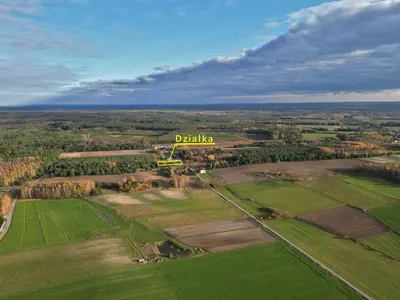 Widok z drona na działkę przy drodze w krajobrazie pól i lasów — Skotniki