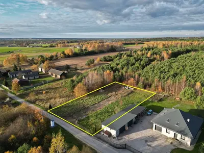 Widok z drona na działkę przy drodze w krajobrazie pól i lasów — Skotniki