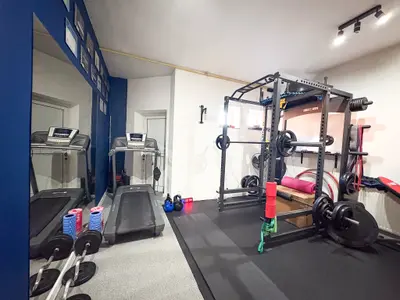 Domowa siłownia z bieżnią i klatką do ćwiczeń w Łasku-Przylesiu