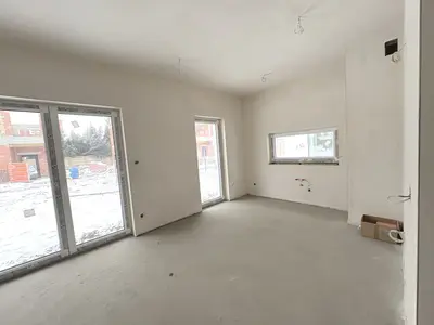Przestronny pokój z panoramicznymi oknami na poziomie parteru — Ksawerów łódzkie