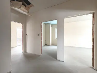 Parter z widokiem na korytarz i wejścia do pokoi, stan surowy