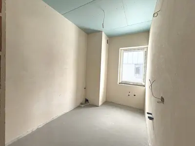 Pokój surowy gotowy do aranżacji z oknem, strop z płyt GK