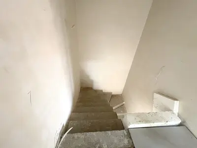 Schody wewnętrzne betonowe w stanie surowym zamkniętym