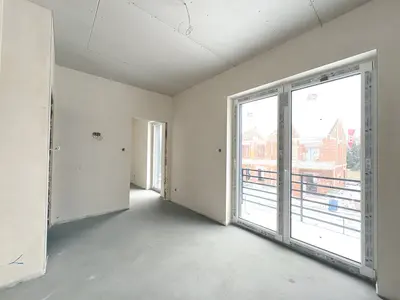 Pokój na piętrze z wyjściem na balkon i dużym przeszkleniem — Ksawerów
