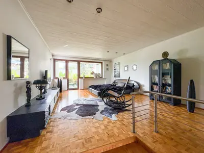 Antresola sypialniana z wyjściem na balkon i balustrадą ze stali nierdzewnej