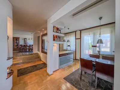 Strefa komunikacyjna na dwóch poziomach z schodami i aneksem jadalnianym