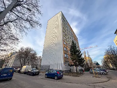 Blok wielorodzinny na Bałutach — widok od strony ulicy w Łodzi