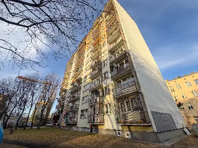 Budynek mieszkalny na Bałutach z balkonami — widok od podwórza w Łodzi