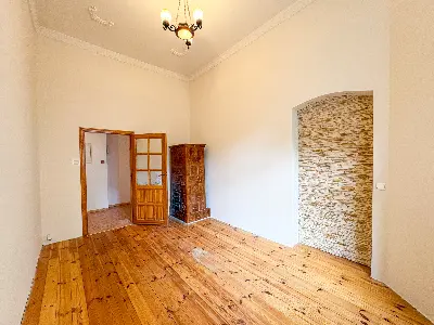 Pokój z zabytkowym piecem kaflowym i arkadą kamienną w kamienicy w Łodzi