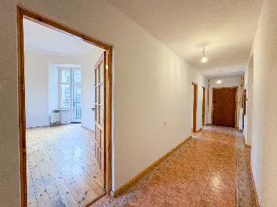 Przedpokój z widokiem na pokój i drzwiami wejściowymi w Śródmieściu Łodzi