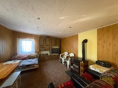 Pokój dzienny z piecem kaflowym i miejscem do wypoczynku