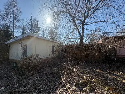 Budynek parterowy na działce z ogrodzeniem drewnianym