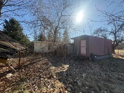 Zabudowania gospodarcze na działce — magazyn i metalowy kontener