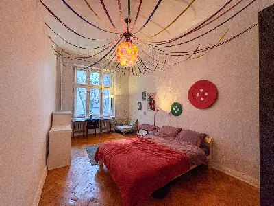 Sypialnia z łożem dwuosobowym i dekoracyjnym parkietem w jodełkę