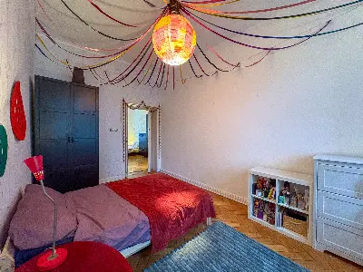 Sypialnia z szafą i łóżkiem, widok na korytarz w mieszkaniu na Polesiu