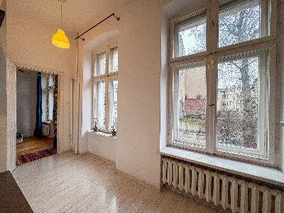 Jasny pokój z dwoma dużymi oknami i parkietem w jodełkę na Polesiu w Łodzi