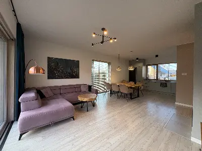 Otwarta strefa dzienna salon plus jadalnia plus kuchnia w domu w Księstwie