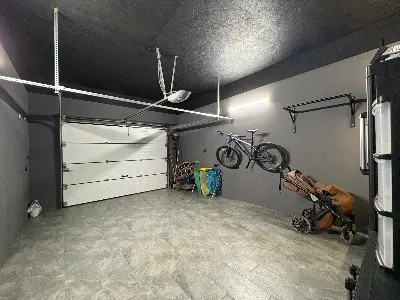 Garaż z bramą segmentową i miejscem do przechowywania roweru