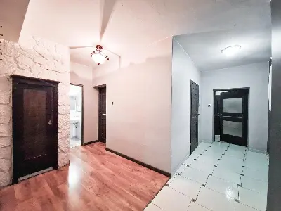 Hol z drewnianymi drzwiami i dekoracją z białego kamienia — dom Swędów