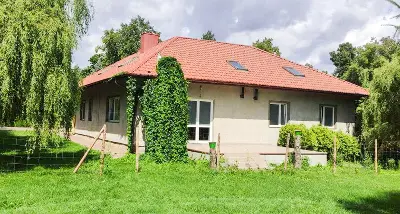 Przestronny salon z kominkiem kamiennym i skórzanymi kanapami — dom 130m² Swędów