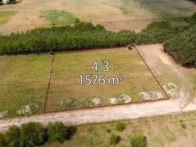 Widok z lotu ptaka na trawiastą działkę 4/3 o pow. 1576m² przy drodze gruntowej — Józefów Stary