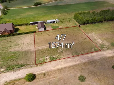 Widok z lotu ptaka na prostokątną działkę 4/7 o pow. 1574m² przy drodze gruntowej — Józefów Stary