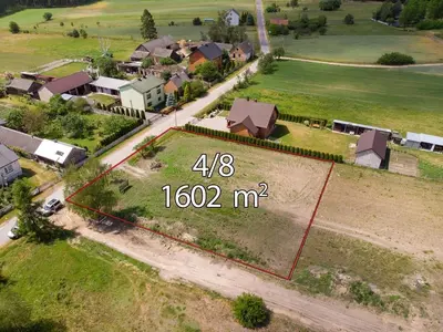 Widok z lotu ptaka na prostokątną działkę 4/7 o pow. 1574m² przy drodze gruntowej — Józefów Stary