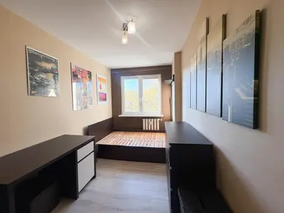 Sypialnia z biurkiem, regałem i plakatami w mieszkaniu na Bałutach w Łodzi