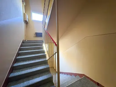 Klatka schodowa w bloku mieszkalnym na Bałutach w Łodzi