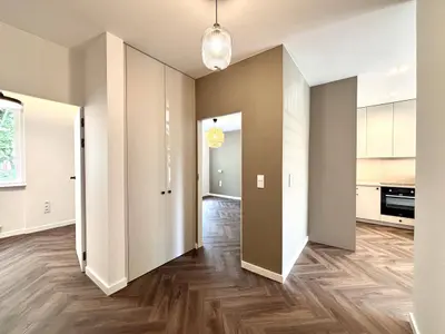 Widok z holu na salon, aneks kuchenny i pokój – układ mieszkania po remoncie na Żubardziu