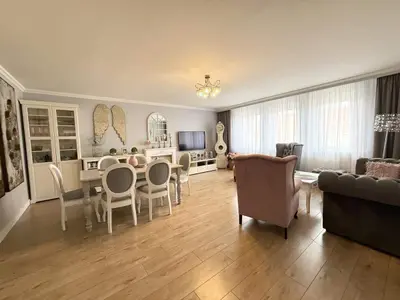 Salon z jadalnią, białymi meblami i parkietem — przestronne mieszkanie Łódź-Polesie 102 m²