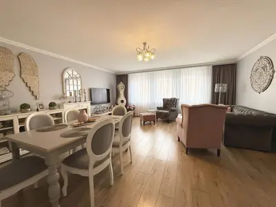 Salon z sofami i strefą wypoczynkową w stylu prowansalskim — Łódź-Polesie