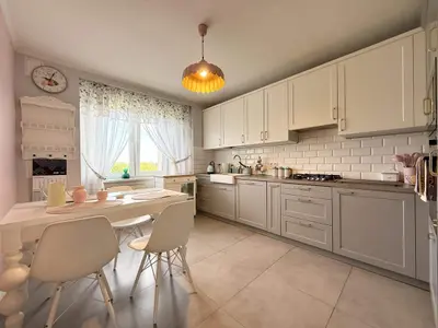 Kuchnia z białymi frontami i cegiełkowymi kaflami — mieszkanie na sprzedaż Łódź-Polesie