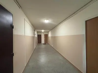 Korytarz klatki schodowej z drzwiami do mieszkań — blok przy mieszkaniu Łódź-Zarzew