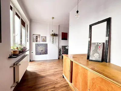 Pokoj z drewniana podloga i sztuka - Mieszkanie na sprzedaz Lodz Polesie | CI OD NIERUCHOMOSCI