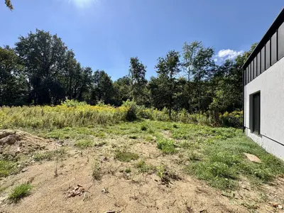 Działka 800 m² – zielony ogród z drzewami przy domu wolnostojącym na sprzedaż, Mauryców