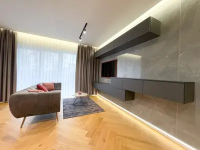 Wnętrze nowoczesnego mieszkania w centrum Łodzi — przestronny pokój z naturalnym światłem