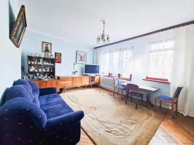 Przytulny salon z meblami drewnianymi - Dom na sprzedaz Pabianice | CI OD NIERUCHOMOSCI