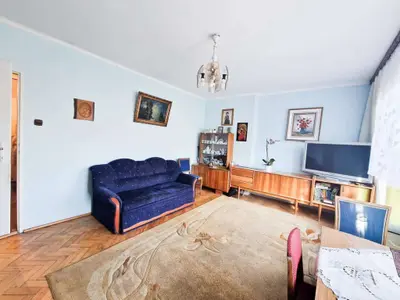 Przytulny salon z meblami drewnianymi - Dom na sprzedaz Pabianice | CI OD NIERUCHOMOSCI