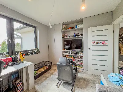 PokÃ³j z zabudowÄ meblowÄ pod sufit i telewizorem w domu we Wronowicach