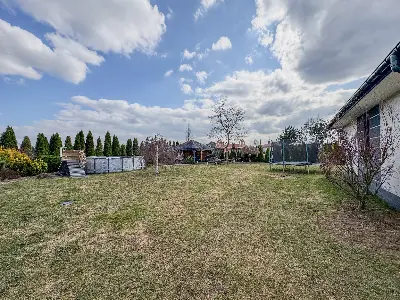 DuÅ¼y ogrÃ³d z trampolinÄ i ogrodzeniem z tuj przy domu we Wronowicach koÅo Åodzi