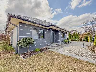 Elewacja frontowa domu z kostkÄ brukowÄ i nasadzeniami we Wronowicach