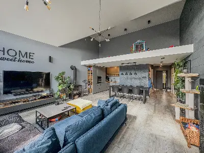 Dwukondygnacyjny salon z antresolÄ, kominkiem i naroÅ¼nikiem w domu we Wronowicach