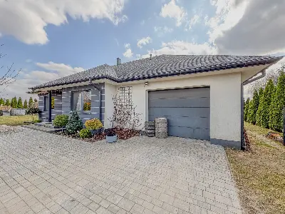 Dom z garaÅ¼em dwustanowiskowym i podjazdem z kostki brukowej we Wronowicach