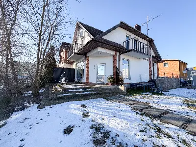 Jasna kuchnia z białymi frontami i jadalnią — dom 144m² w Łasku-Przylesiu