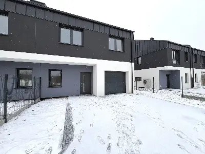 Salon w stanie deweloperskim z dużymi przeszkleniami tarasowymi — dom 115m² Ksawerów
