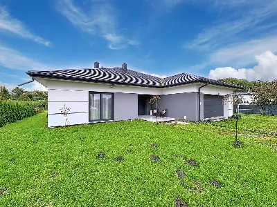 Reprezentacyjny salon z sofami Chesterfield i złotymi lampami — dom 191m² Łask-Ostrów