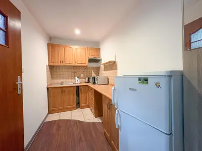 Wnętrze kawalerki z drewnianą podłogą i wykończeniem — Łódź Bałuty