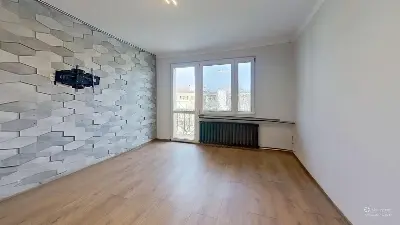 Jasny pokój z parkietem, szafą i grzejnikiem — mieszkanie Łódź Polesie