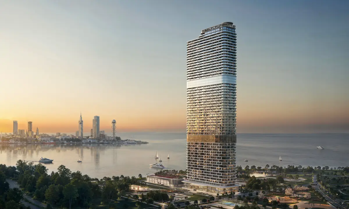 Wieża First nad wybrzeżem Batumi o zmierzchu